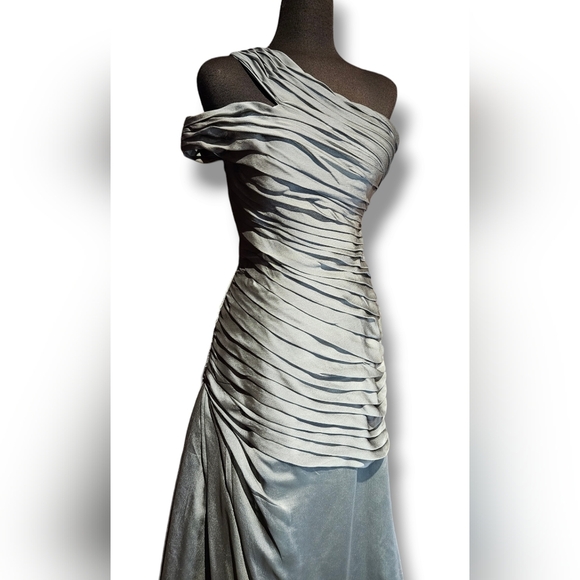 Pleated evening dress - Picture 9 of 10